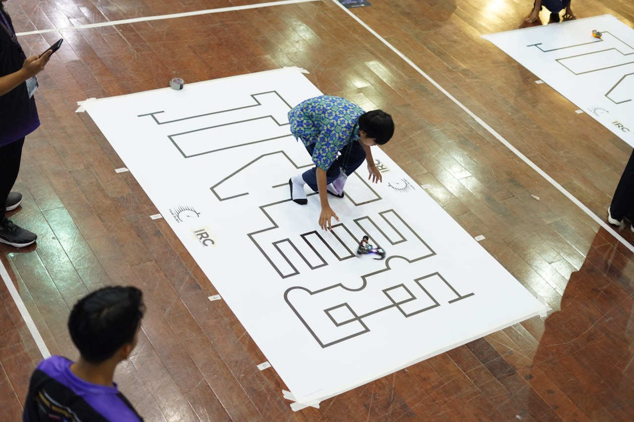 Organizers coordinating fields during the knockout rounds
