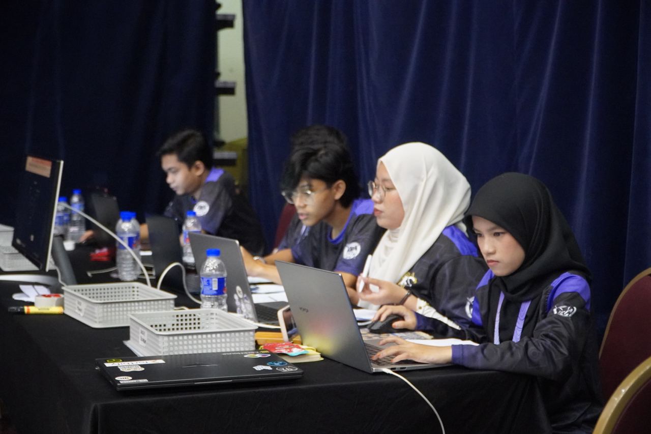 Finalists at the IIUM Robotic Competition closing ceremony